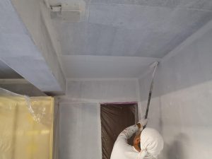 ガイナを天井に塗装中（一回目）